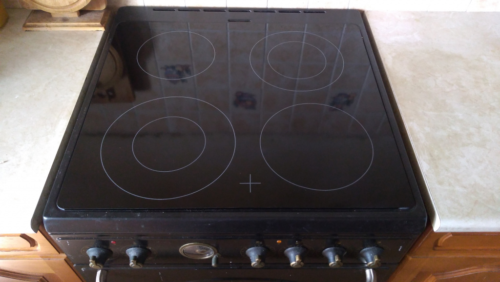 Плита со стеклокерамикой Gorenje разбитая после ремонта.jpg Плита со стеклокерамикой Gorenje разбитая после ремонта.jpg