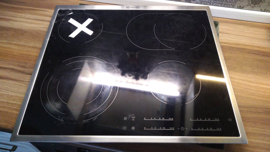 варочная панель ELECTROLUX со спиральным нагревом и декоративной рамкой из нержавеющей стали до замены стекла.jpg варочная панель ELECTROLUX со спиральным нагревом и декоративной рамкой из нержавеющей стали до замены стекла.jpg